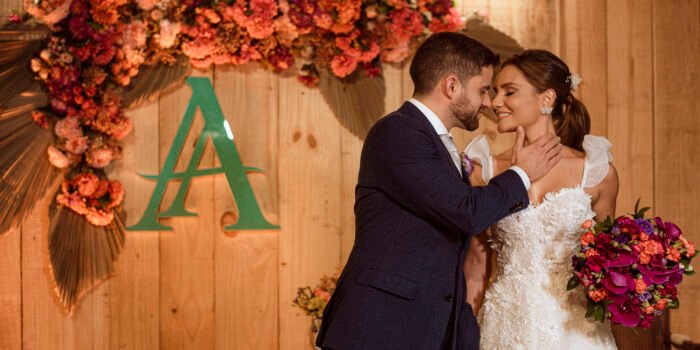 Casamento na Catedral de Fortaleza: Ana e Arthur abraçados ao lado da letra A na festa do Grand Royal