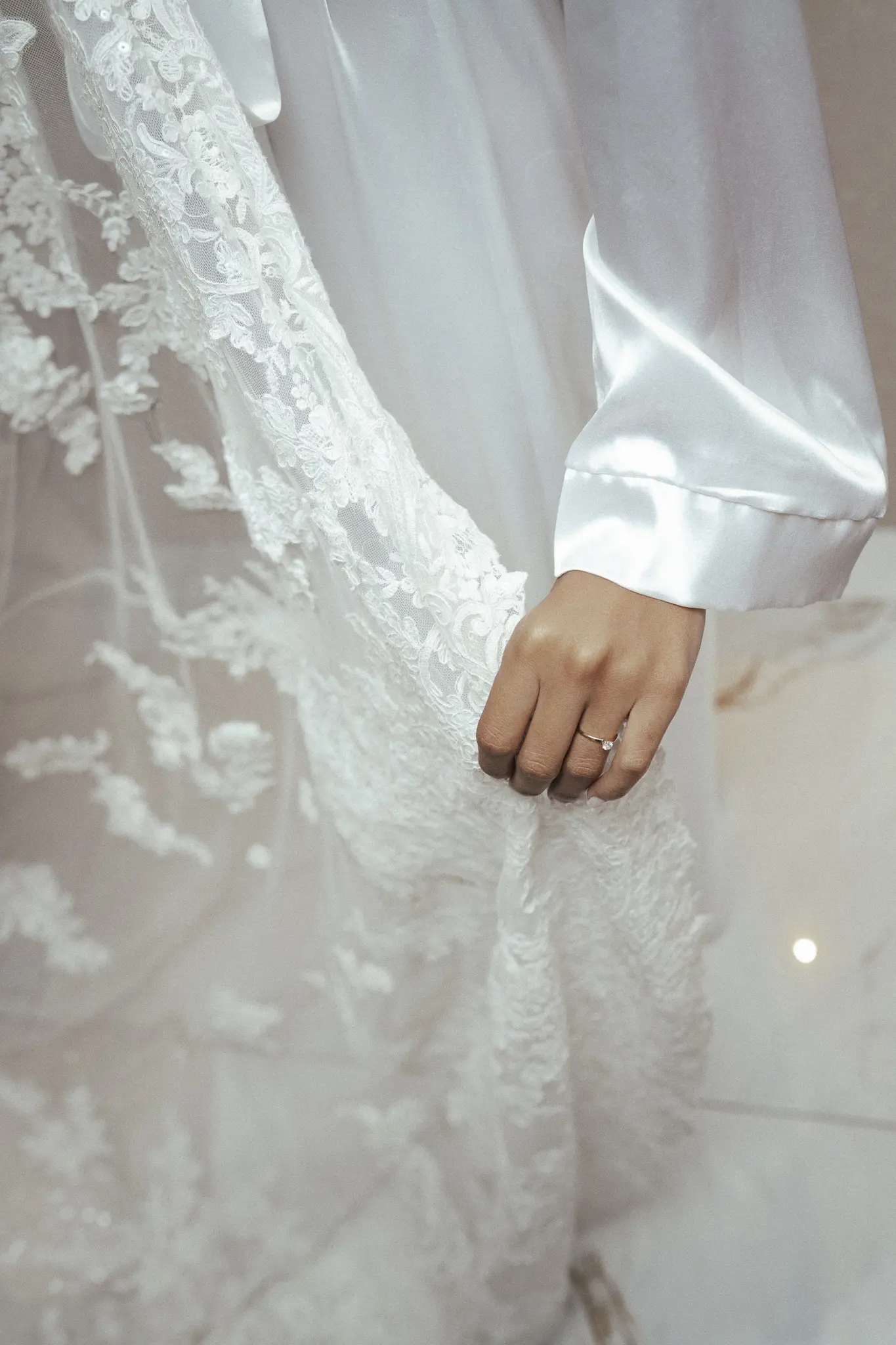 Casamento Eduarda e Isaias: noiva no Mercedes antigo em frente à igreja São Vicente de Paulo