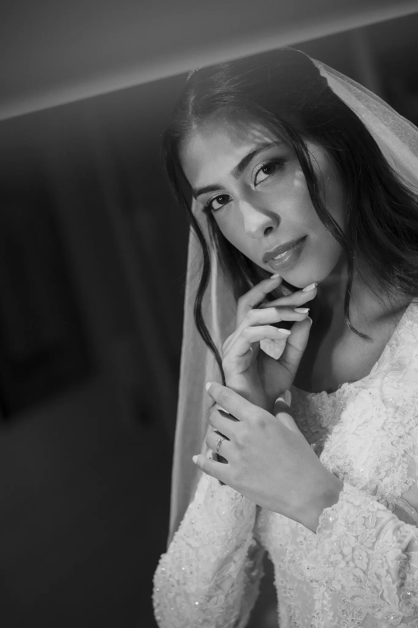 Casamento Eduarda e Isaias: noiva no Mercedes antigo em frente à igreja São Vicente de Paulo