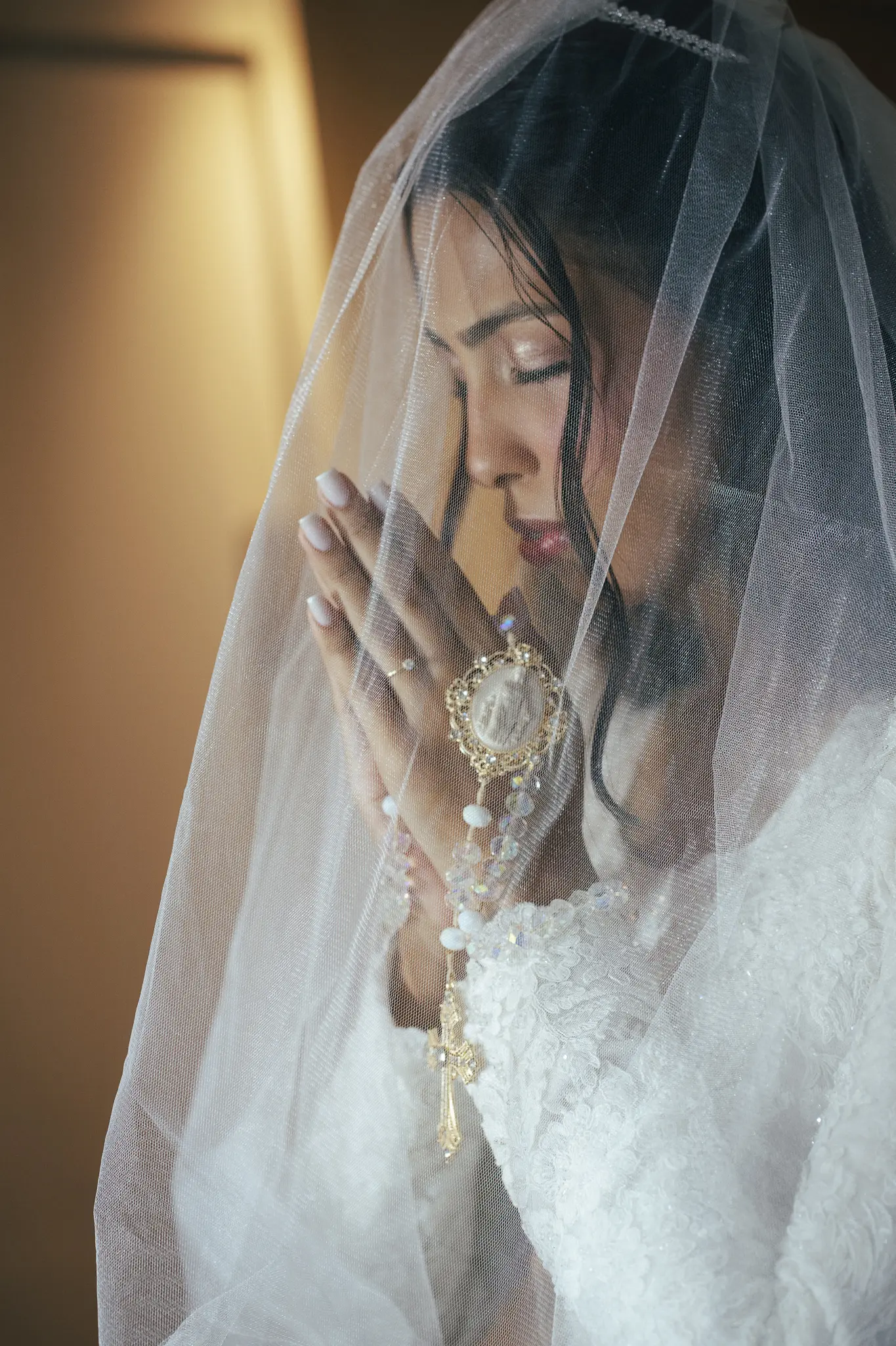 Casamento Eduarda e Isaias: noiva no Mercedes antigo em frente à igreja São Vicente de Paulo