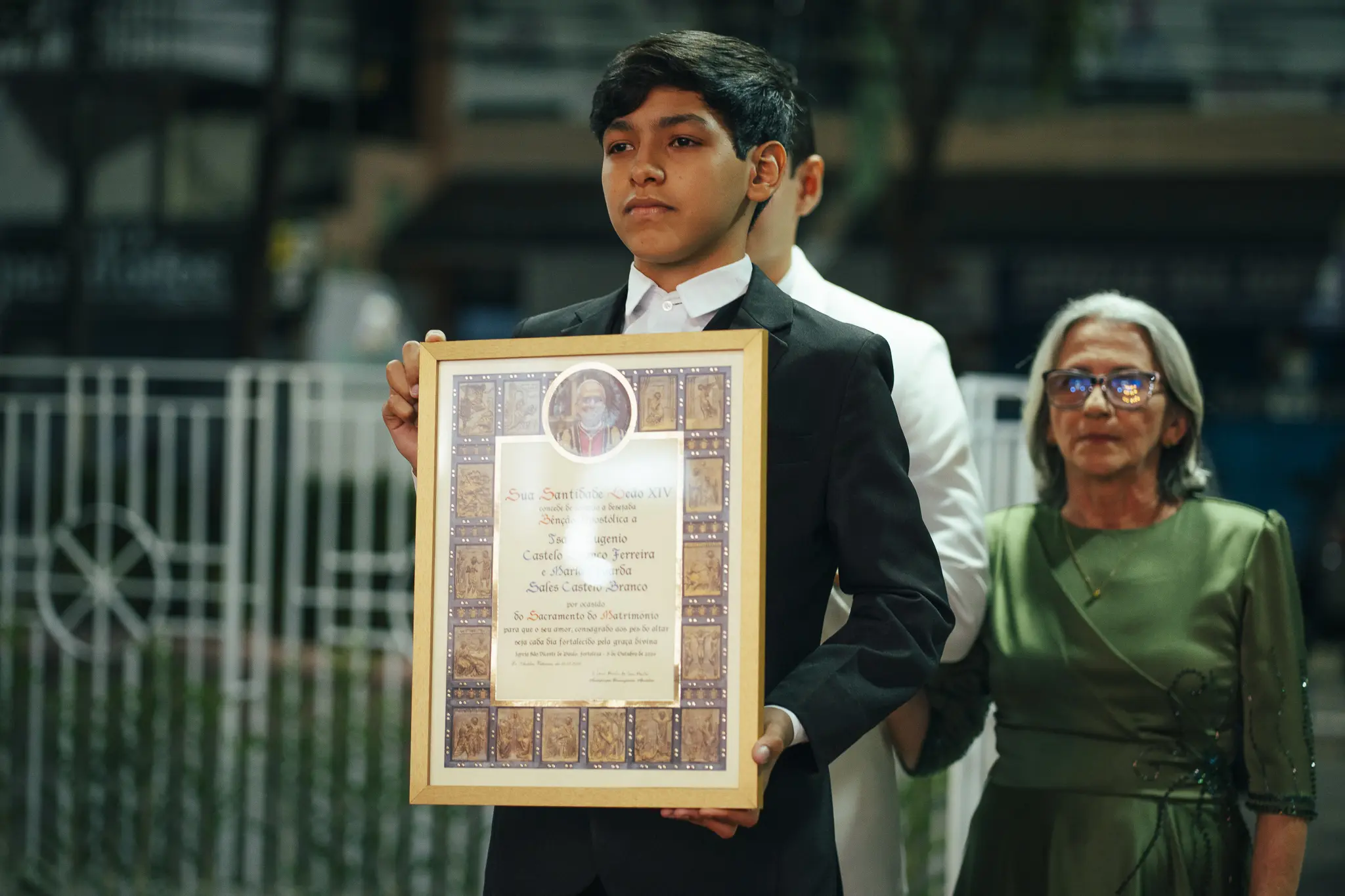 Casamento Eduarda e Isaias: noiva no Mercedes antigo em frente à igreja São Vicente de Paulo