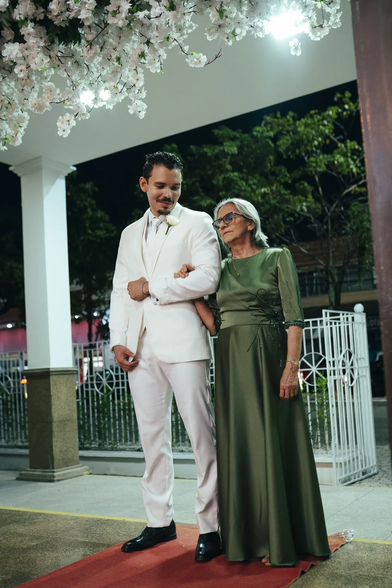 Casamento Eduarda e Isaias: noiva no Mercedes antigo em frente à igreja São Vicente de Paulo
