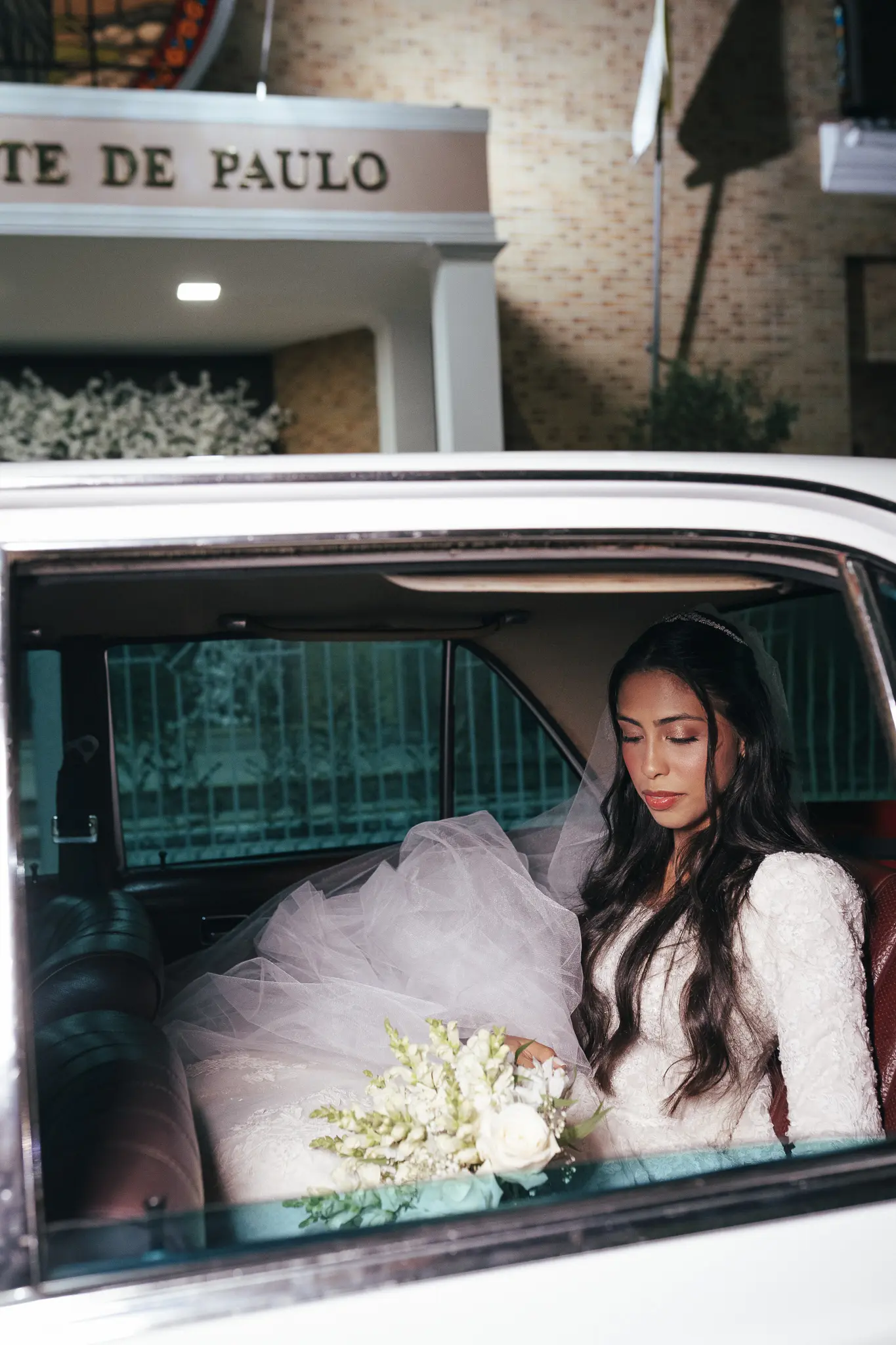 Casamento Eduarda e Isaias: noiva no Mercedes antigo em frente à igreja São Vicente de Paulo