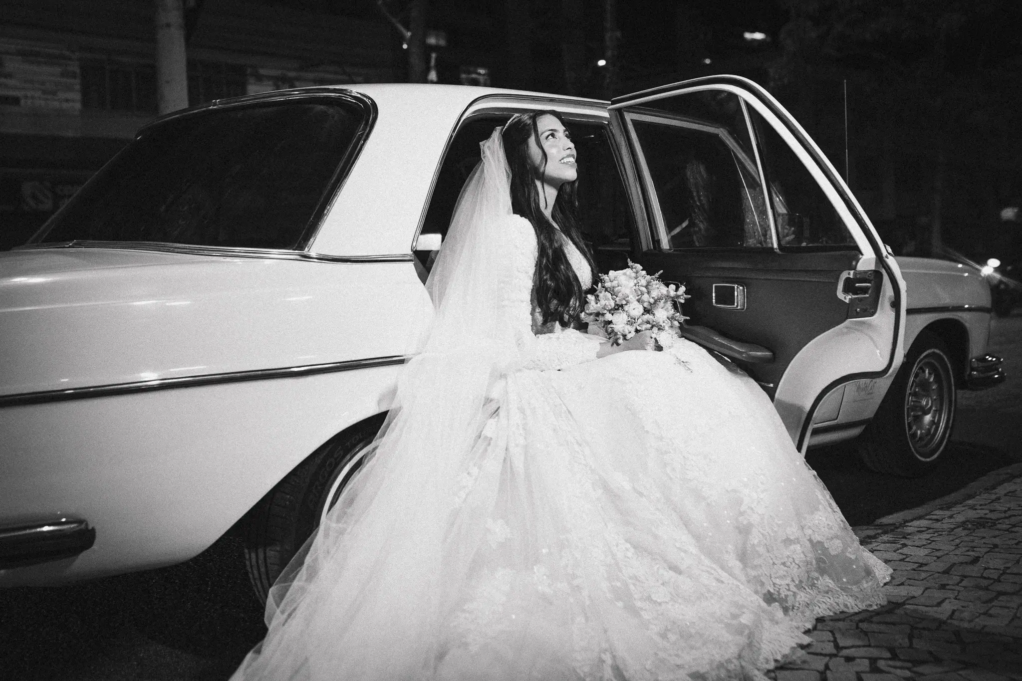 Casamento Eduarda e Isaias: noiva no Mercedes antigo em frente à igreja São Vicente de Paulo