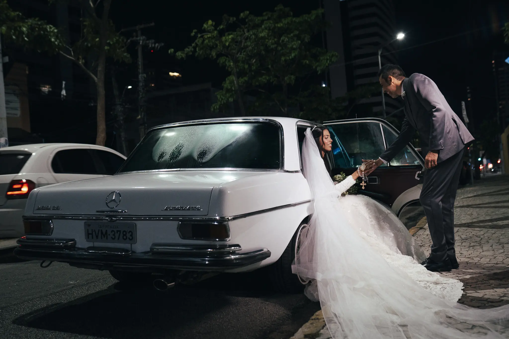 Casamento Eduarda e Isaias: noiva no Mercedes antigo em frente à igreja São Vicente de Paulo