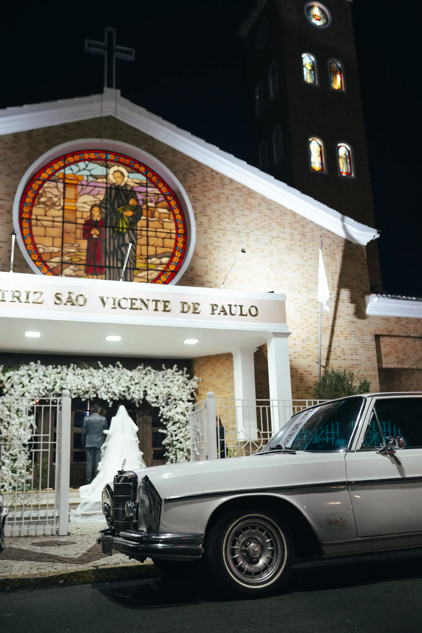 Casamento Eduarda e Isaias: noiva no Mercedes antigo em frente à igreja São Vicente de Paulo