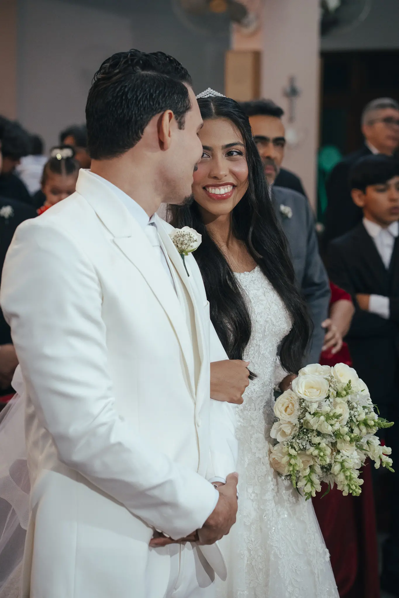 Casamento Eduarda e Isaias: noiva no Mercedes antigo em frente à igreja São Vicente de Paulo