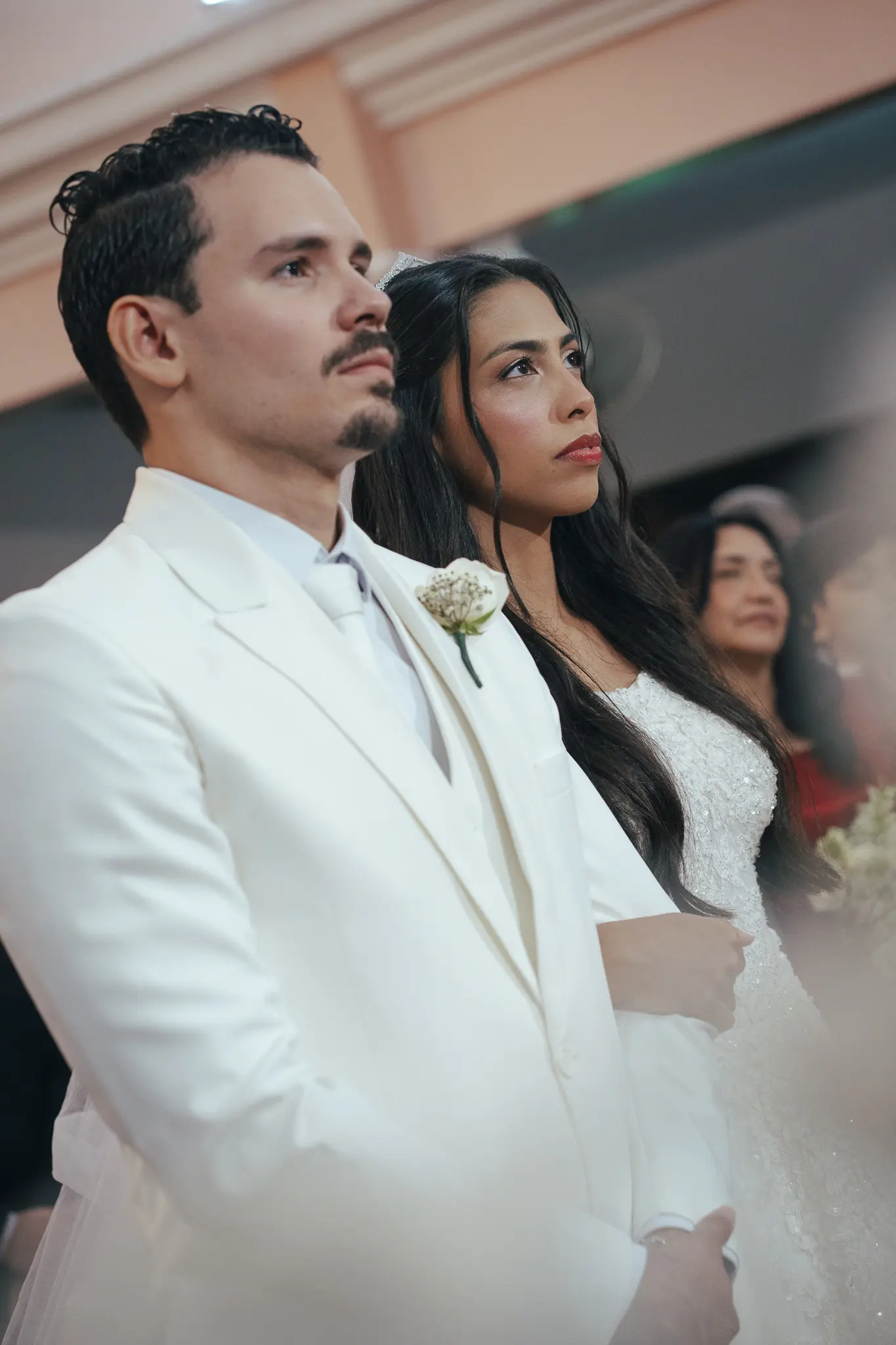 Casamento Eduarda e Isaias: noiva no Mercedes antigo em frente à igreja São Vicente de Paulo