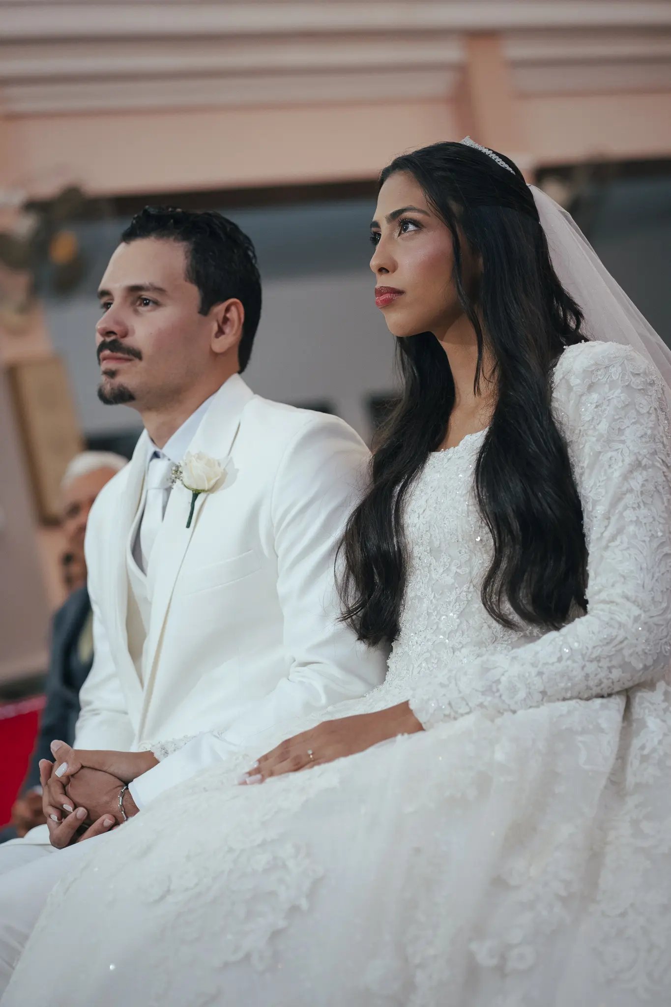 Casamento Eduarda e Isaias: noiva no Mercedes antigo em frente à igreja São Vicente de Paulo