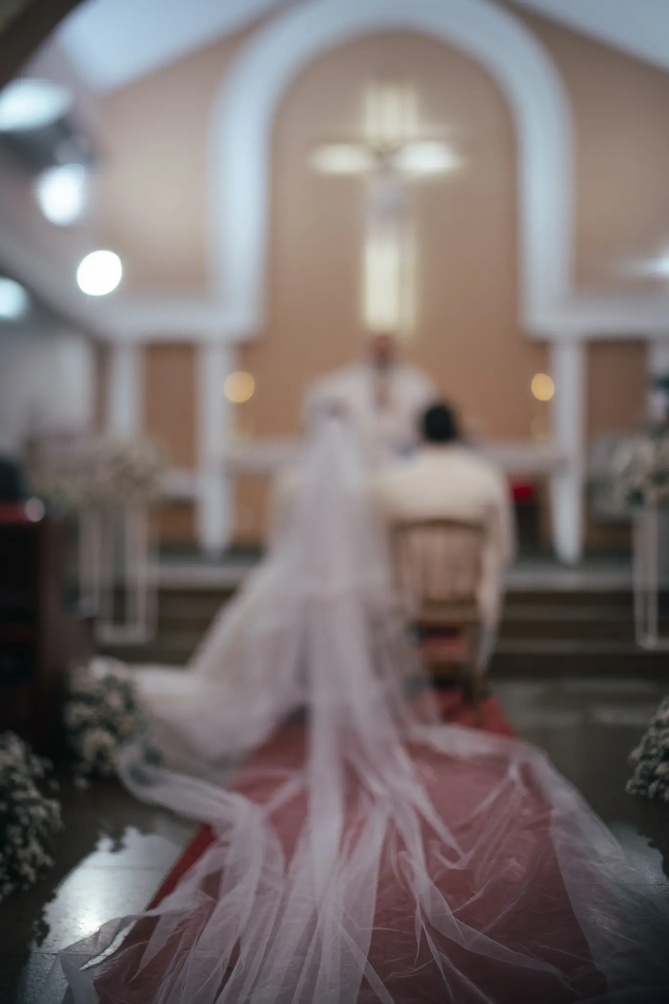Casamento Eduarda e Isaias: noiva no Mercedes antigo em frente à igreja São Vicente de Paulo