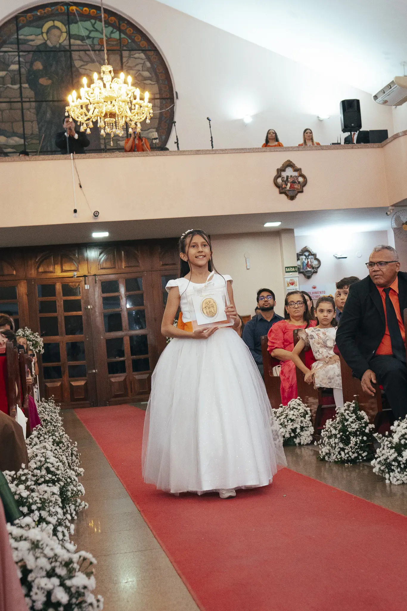 Casamento Eduarda e Isaias: noiva no Mercedes antigo em frente à igreja São Vicente de Paulo
