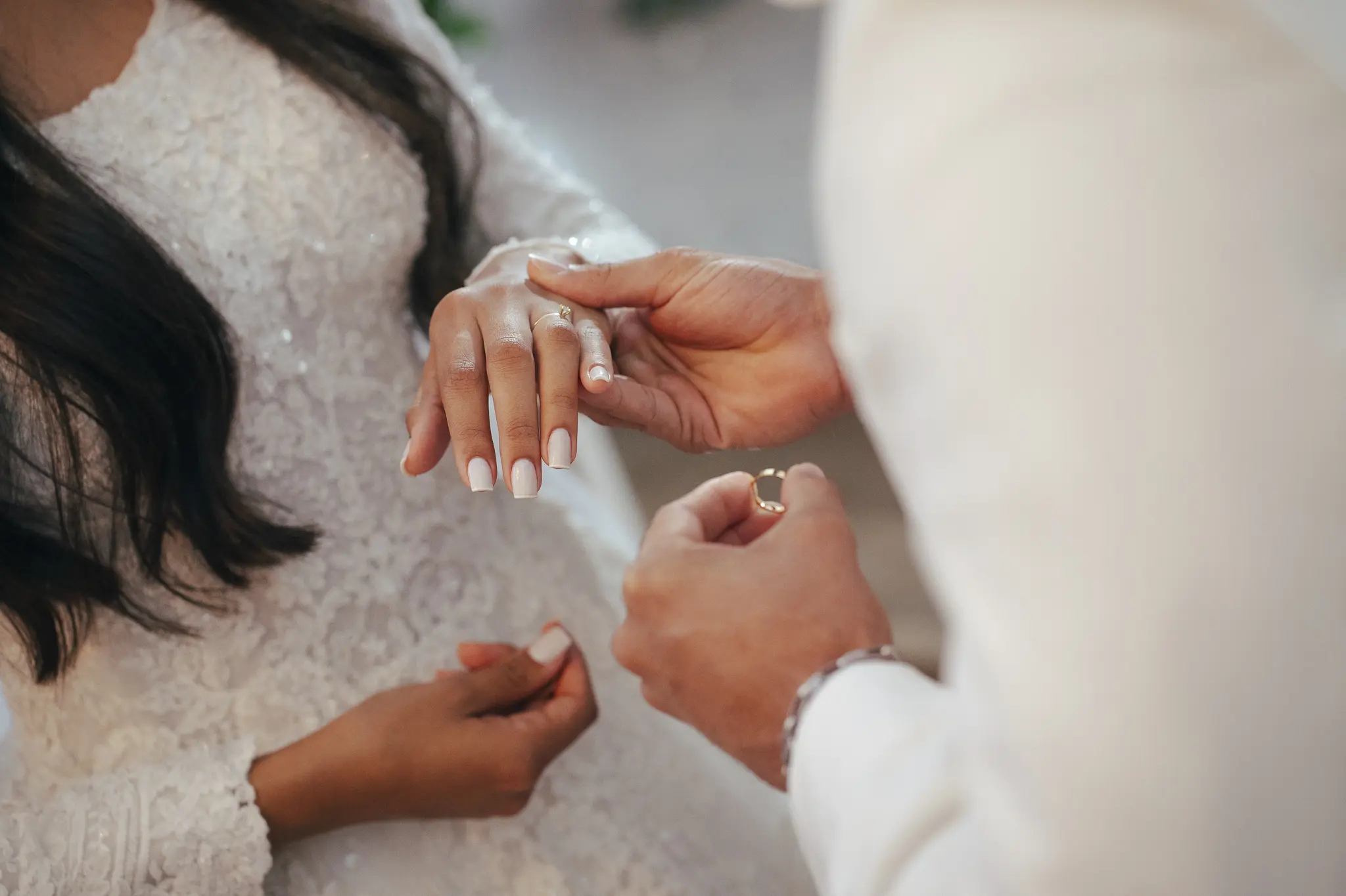Casamento Eduarda e Isaias: noiva no Mercedes antigo em frente à igreja São Vicente de Paulo