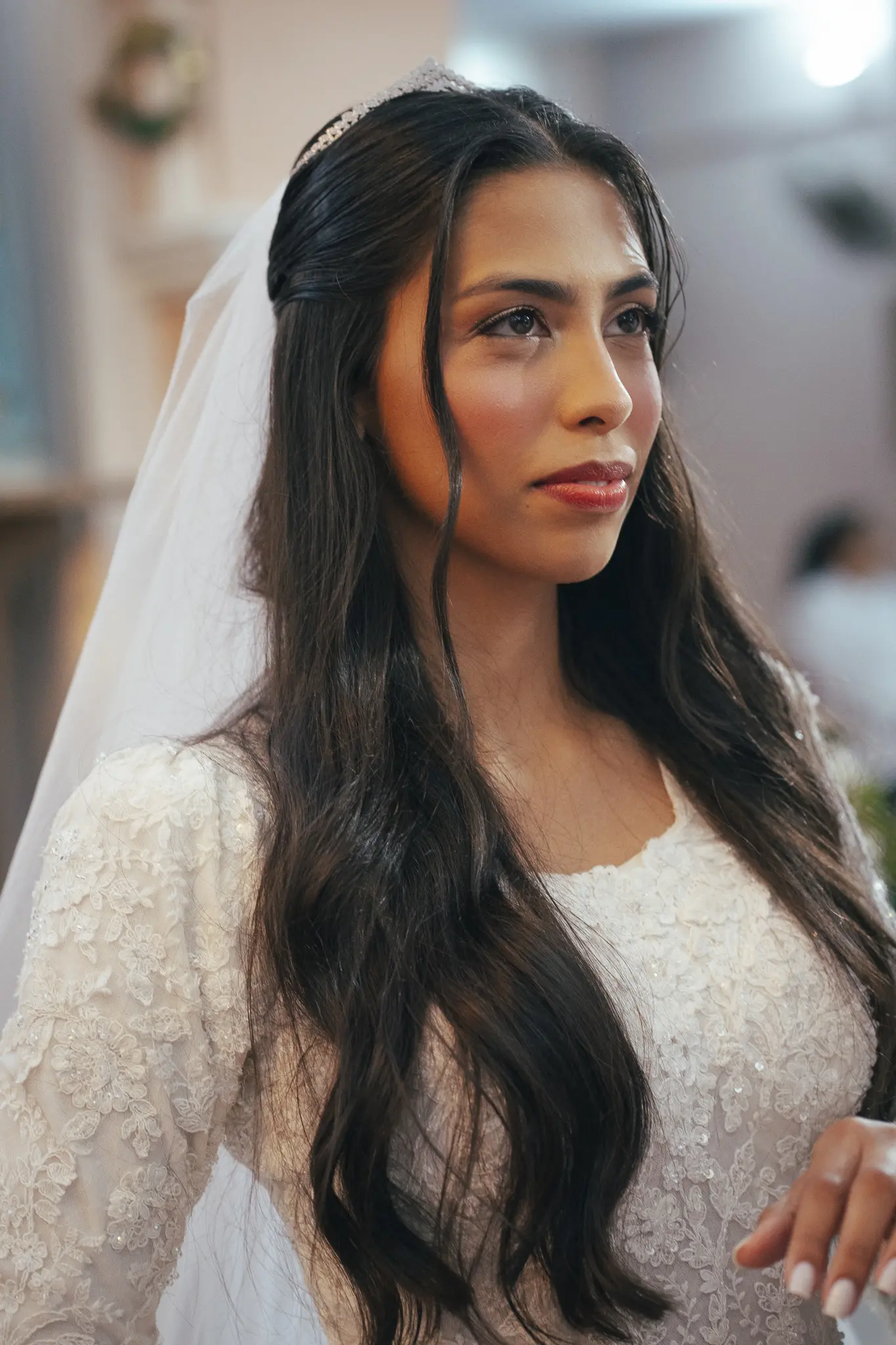 Casamento Eduarda e Isaias: noiva no Mercedes antigo em frente à igreja São Vicente de Paulo
