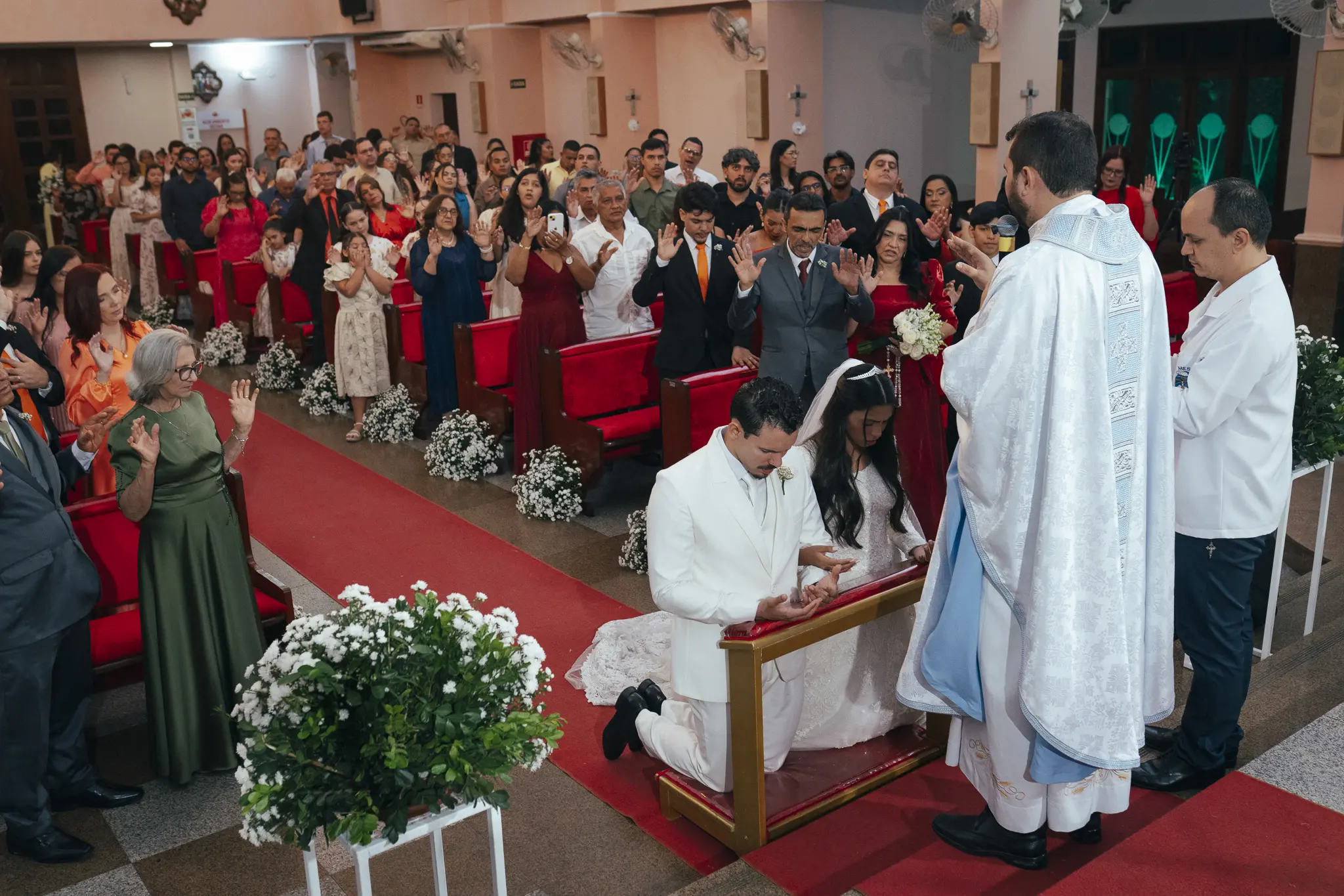 Casamento Eduarda e Isaias: noiva no Mercedes antigo em frente à igreja São Vicente de Paulo
