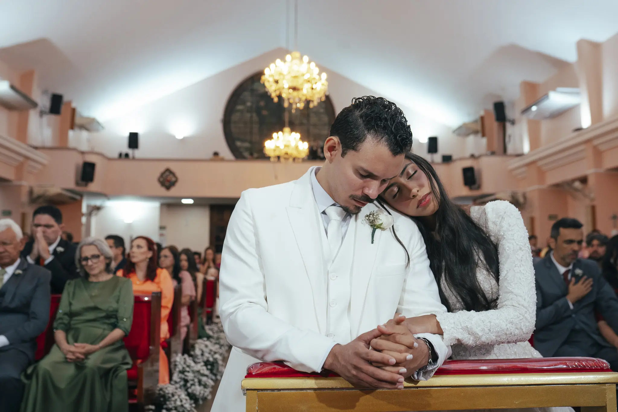 Casamento Eduarda e Isaias: noiva no Mercedes antigo em frente à igreja São Vicente de Paulo