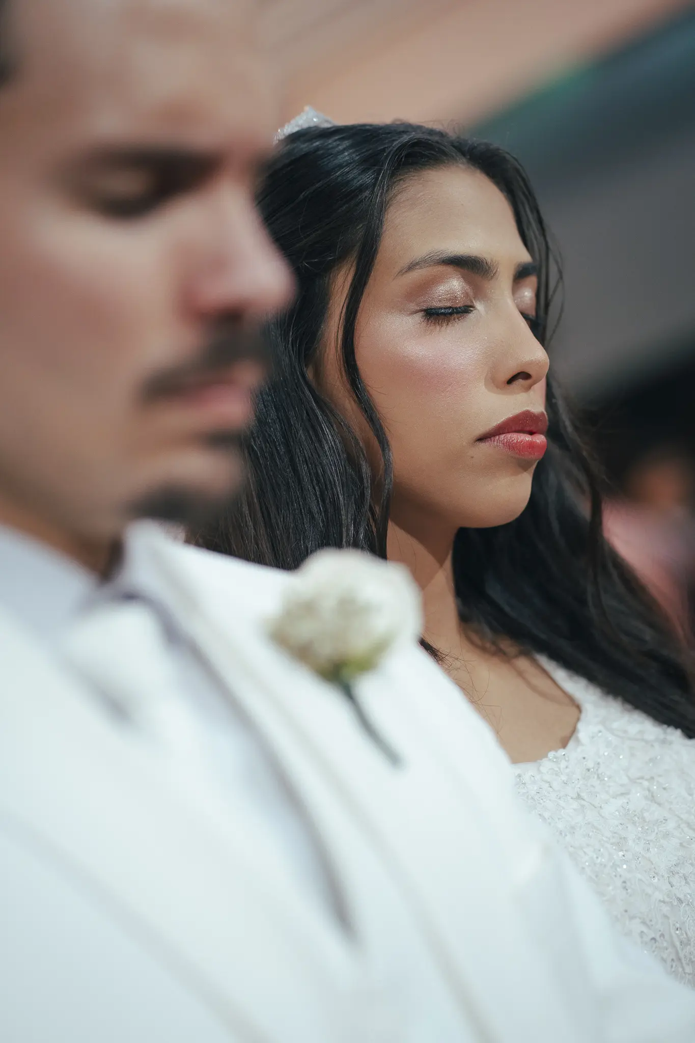 Casamento Eduarda e Isaias: noiva no Mercedes antigo em frente à igreja São Vicente de Paulo