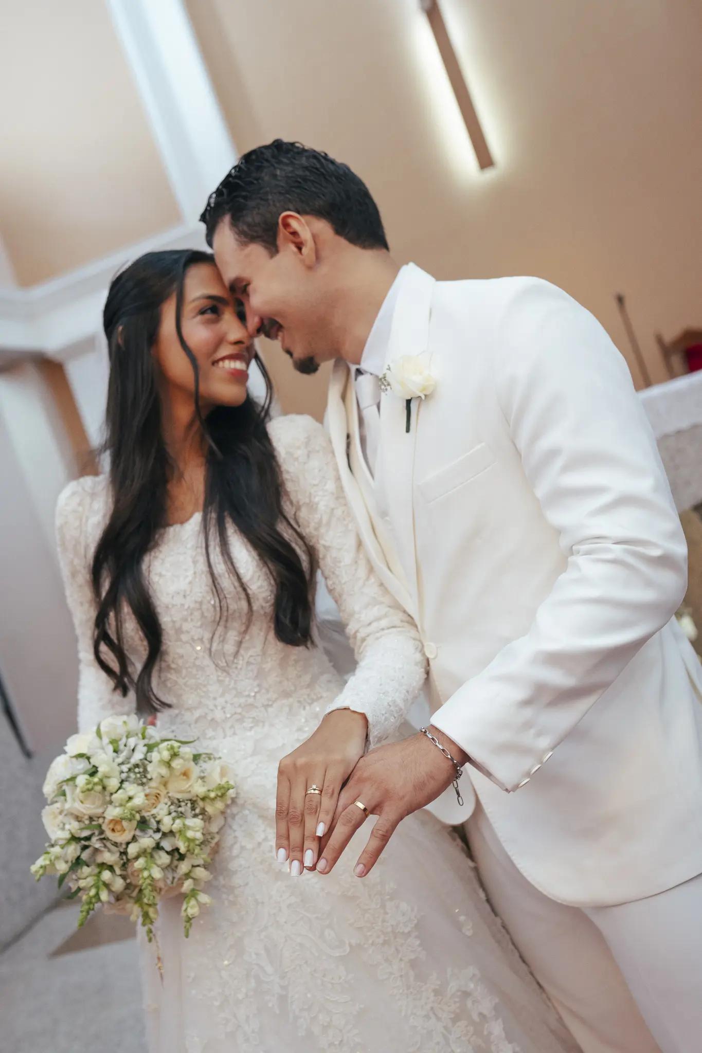 Casamento Eduarda e Isaias: noiva no Mercedes antigo em frente à igreja São Vicente de Paulo