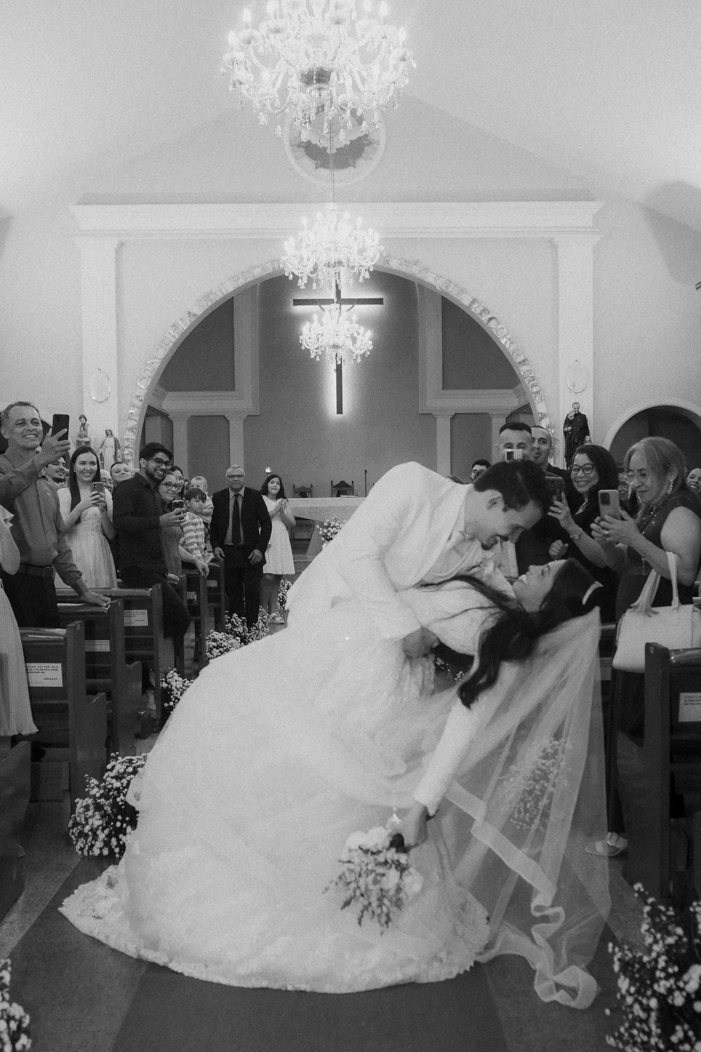 Casamento Eduarda e Isaias: noiva no Mercedes antigo em frente à igreja São Vicente de Paulo