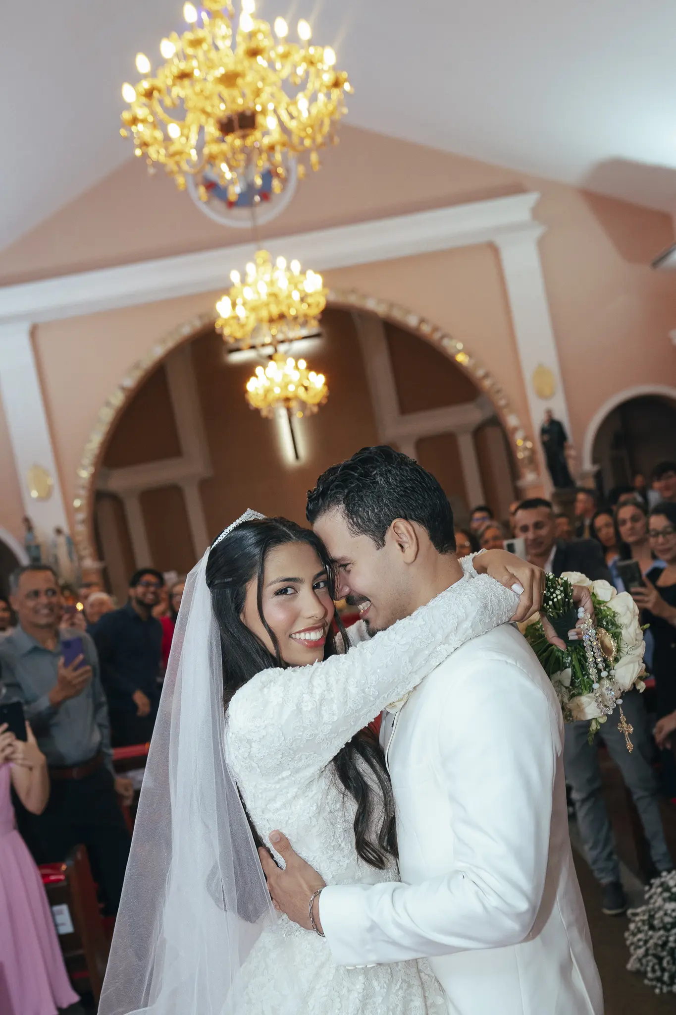 Casamento Eduarda e Isaias: noiva no Mercedes antigo em frente à igreja São Vicente de Paulo