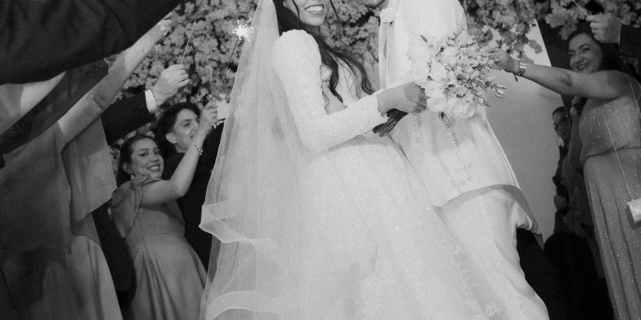 Casamento Eduarda e Isaias: noiva no Mercedes antigo em frente à igreja São Vicente de Paulo