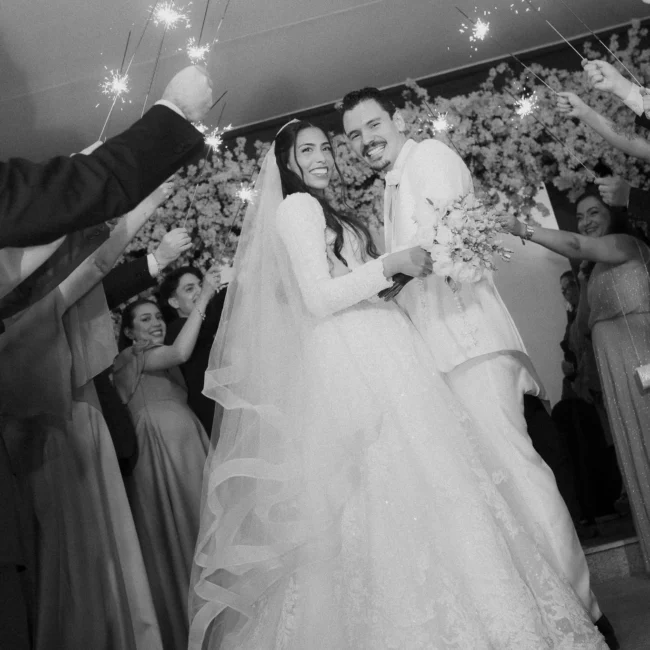 Casamento Eduarda e Isaias: noiva no Mercedes antigo em frente à igreja São Vicente de Paulo