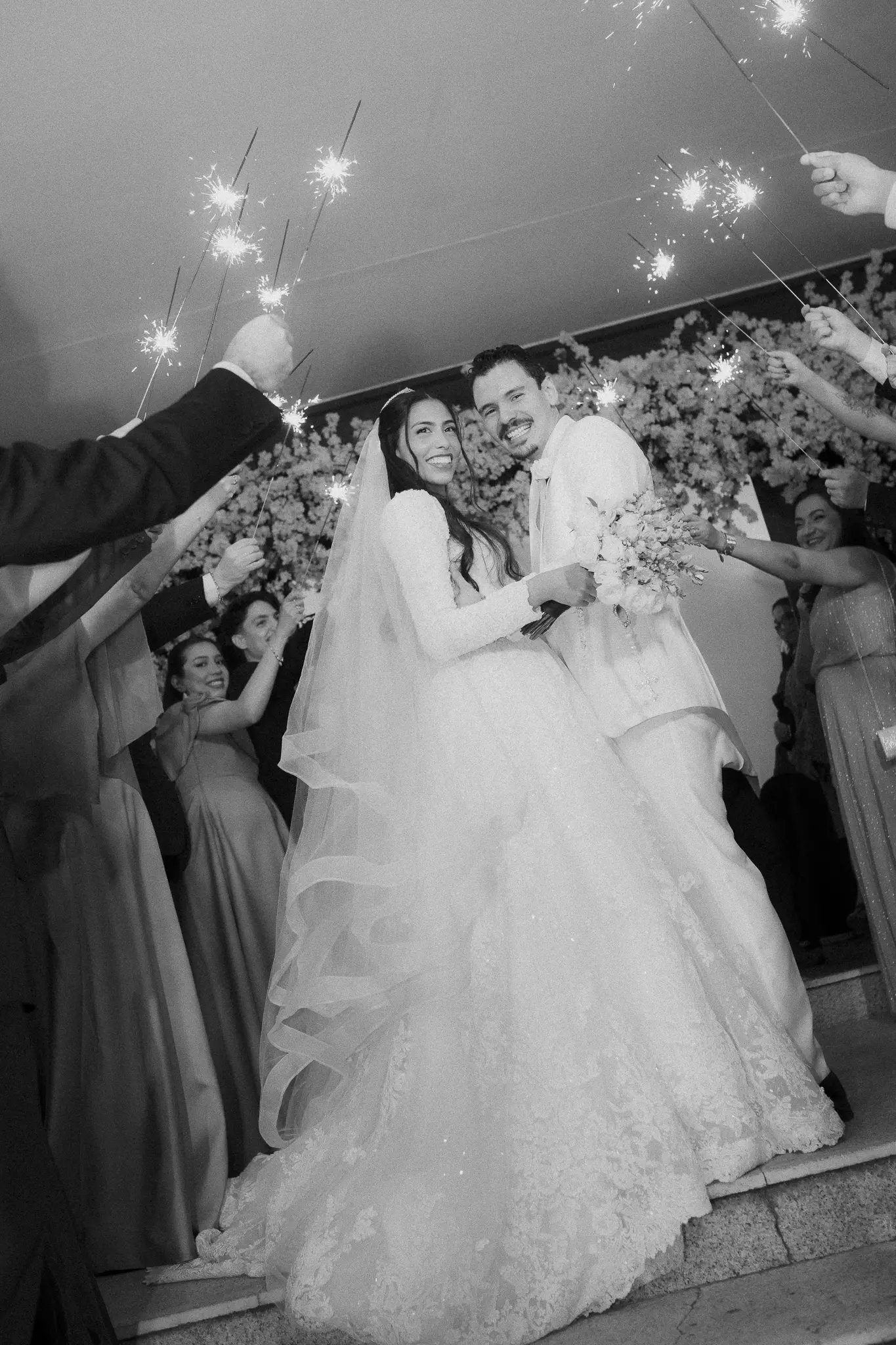 Casamento Eduarda e Isaias: noiva no Mercedes antigo em frente à igreja São Vicente de Paulo