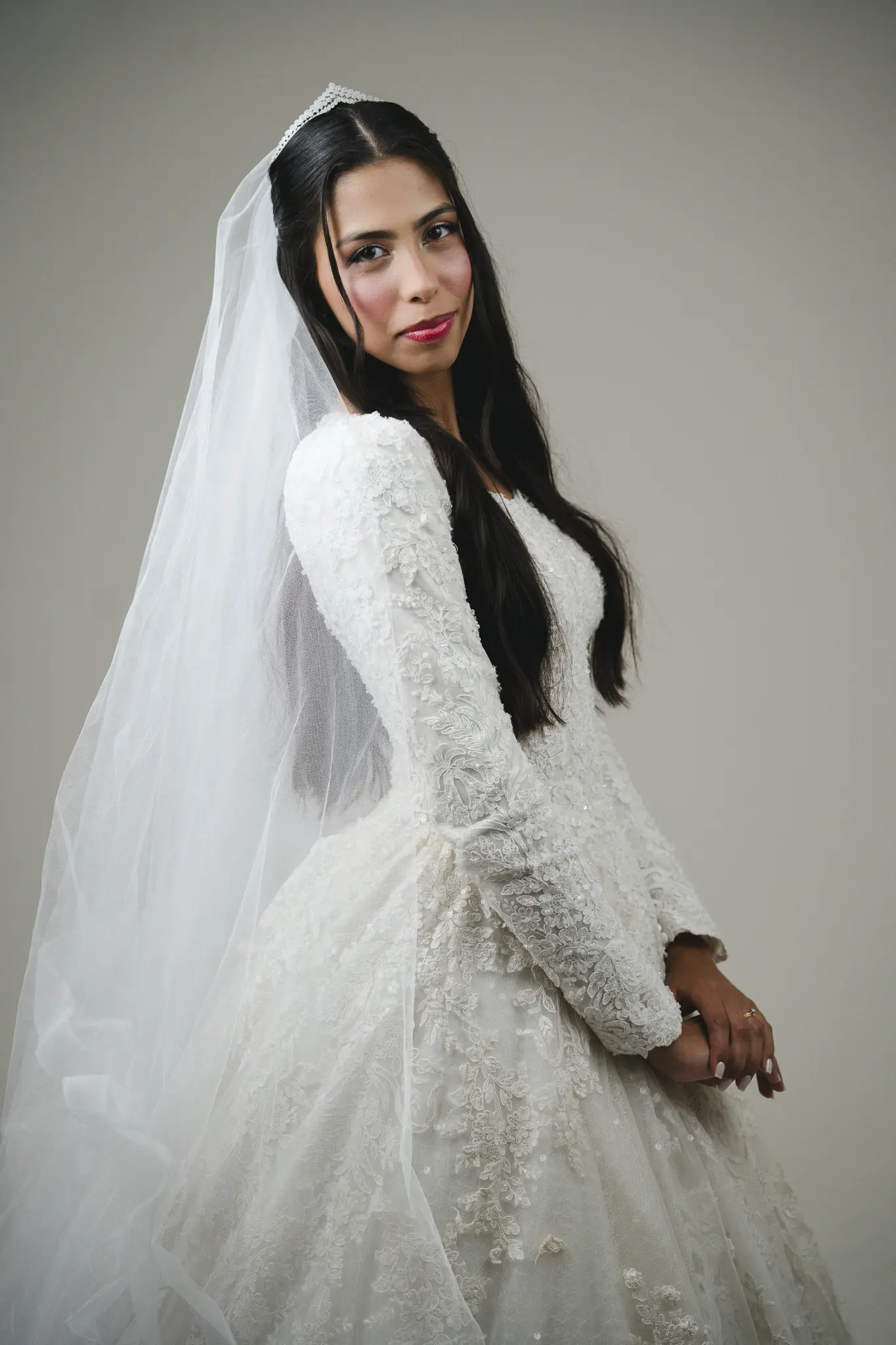 Casamento Eduarda e Isaias: noiva no Mercedes antigo em frente à igreja São Vicente de Paulo