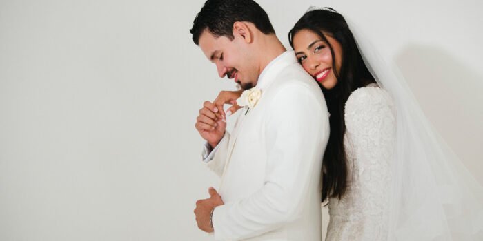 Casamento Eduarda e Isaias: noiva no Mercedes antigo em frente à igreja São Vicente de Paulo