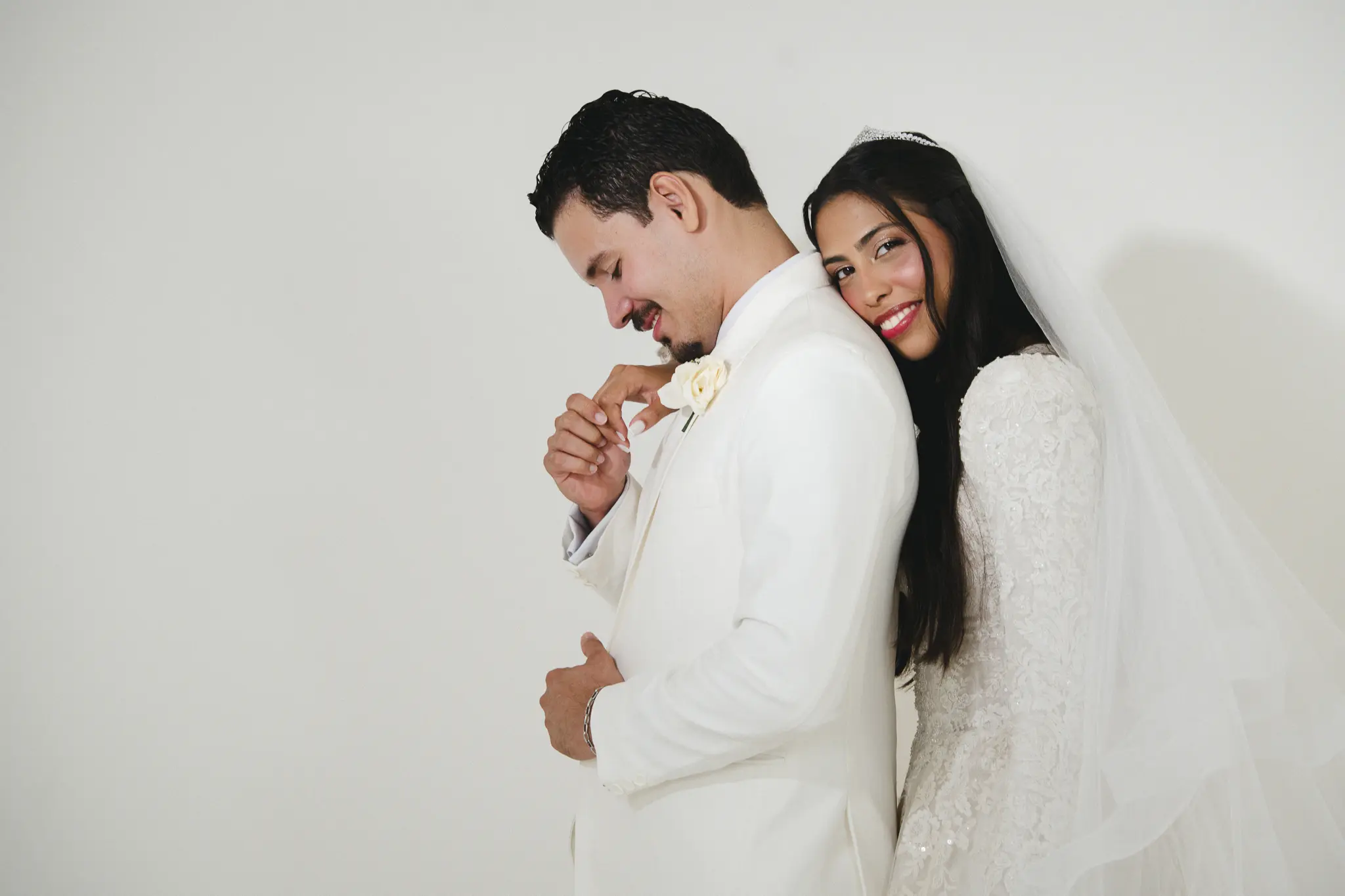 Casamento Eduarda e Isaias: noiva no Mercedes antigo em frente à igreja São Vicente de Paulo