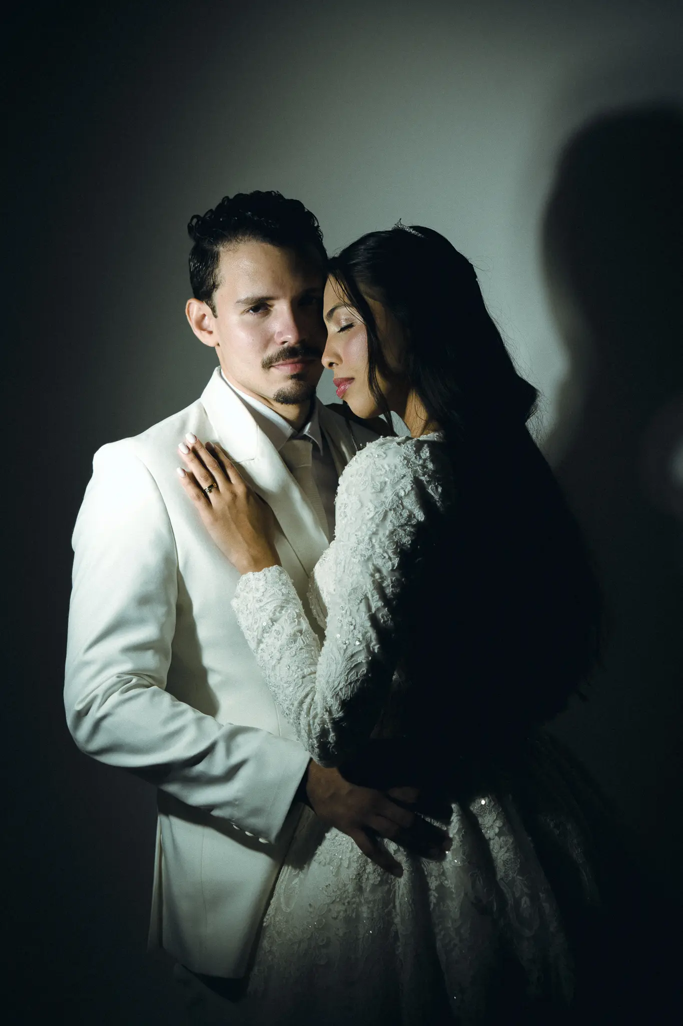 Casamento Eduarda e Isaias: noiva no Mercedes antigo em frente à igreja São Vicente de Paulo