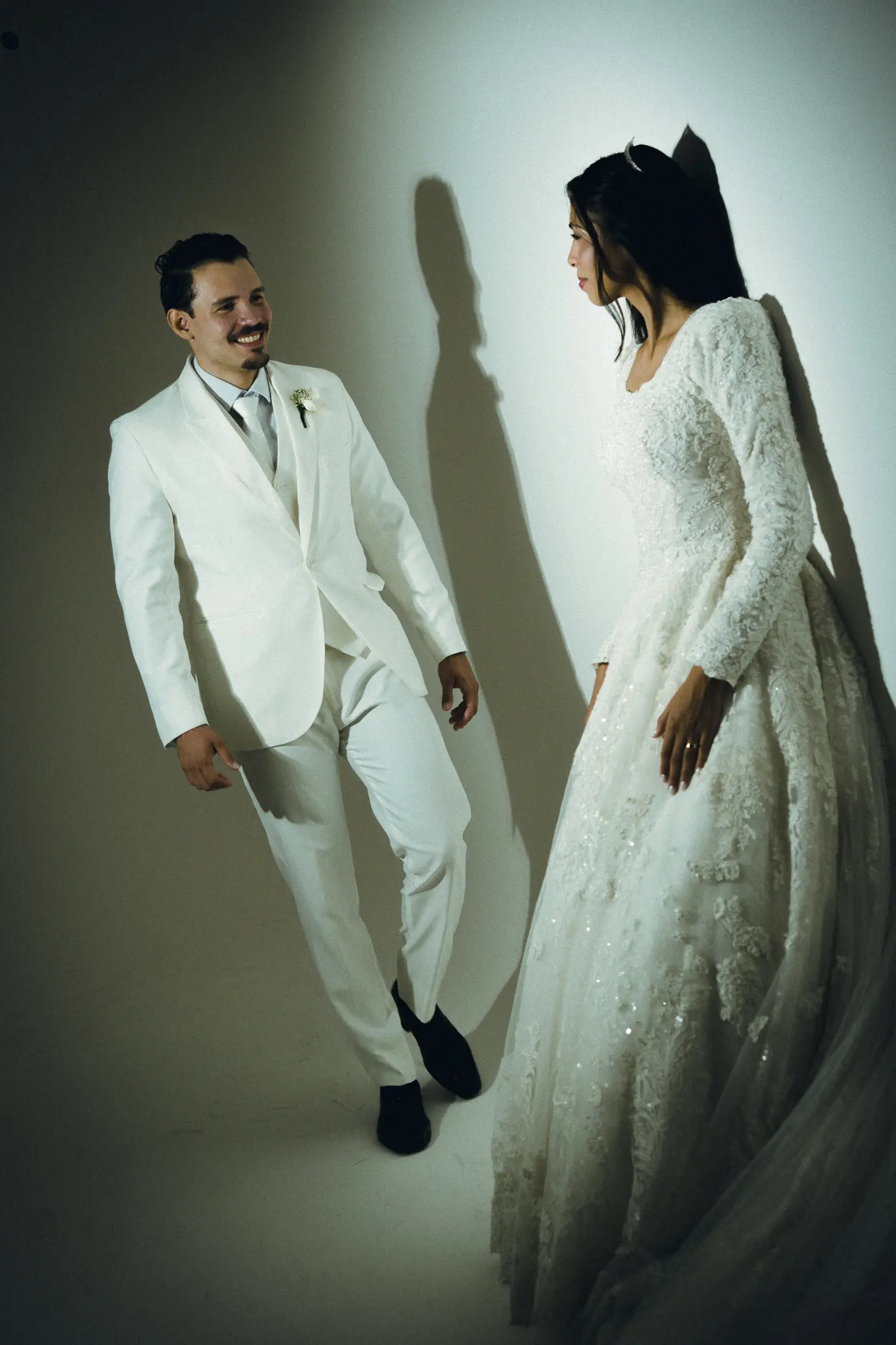 Casamento Eduarda e Isaias: noiva no Mercedes antigo em frente à igreja São Vicente de Paulo