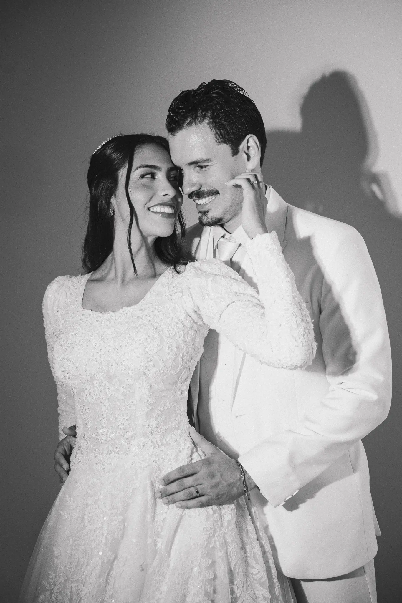 Casamento Eduarda e Isaias: noiva no Mercedes antigo em frente à igreja São Vicente de Paulo