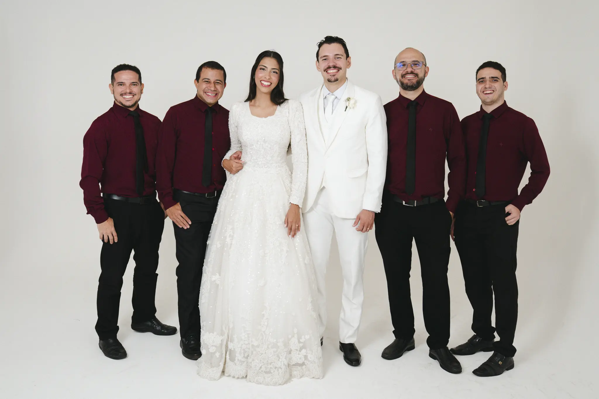 Casamento Eduarda e Isaias: noiva no Mercedes antigo em frente à igreja São Vicente de Paulo