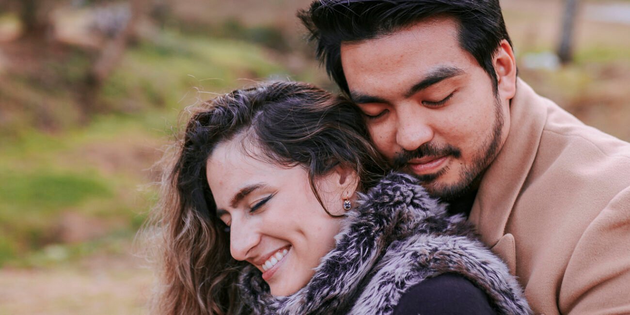Filipe abraça Gabi, ela de olhos baixos e ele de olhos fechados.